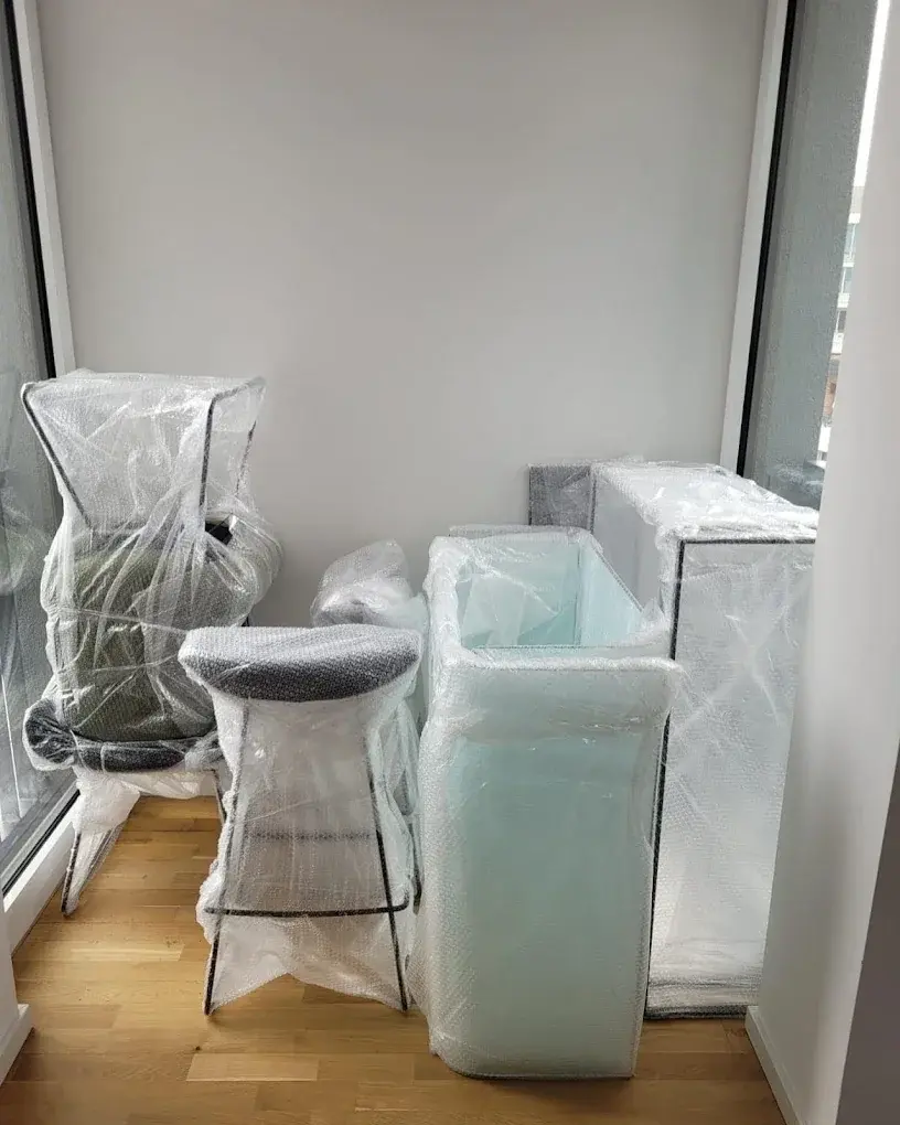 Eingepackte und gesicherte Möbel im Umzugs-LKW